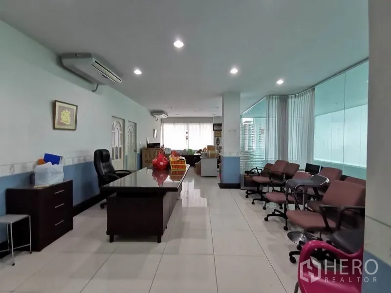 办公空间 出租在Khlong San, Bangkok - 开放式办公区，会议椅、长桌与落地玻璃墙。
