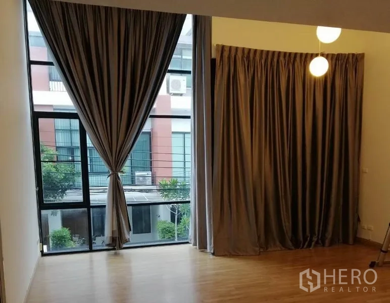 联排别墅 出租在Wang Thonglang, Bangkok - 落地窗配遮光窗帘，可眺望对面联排。