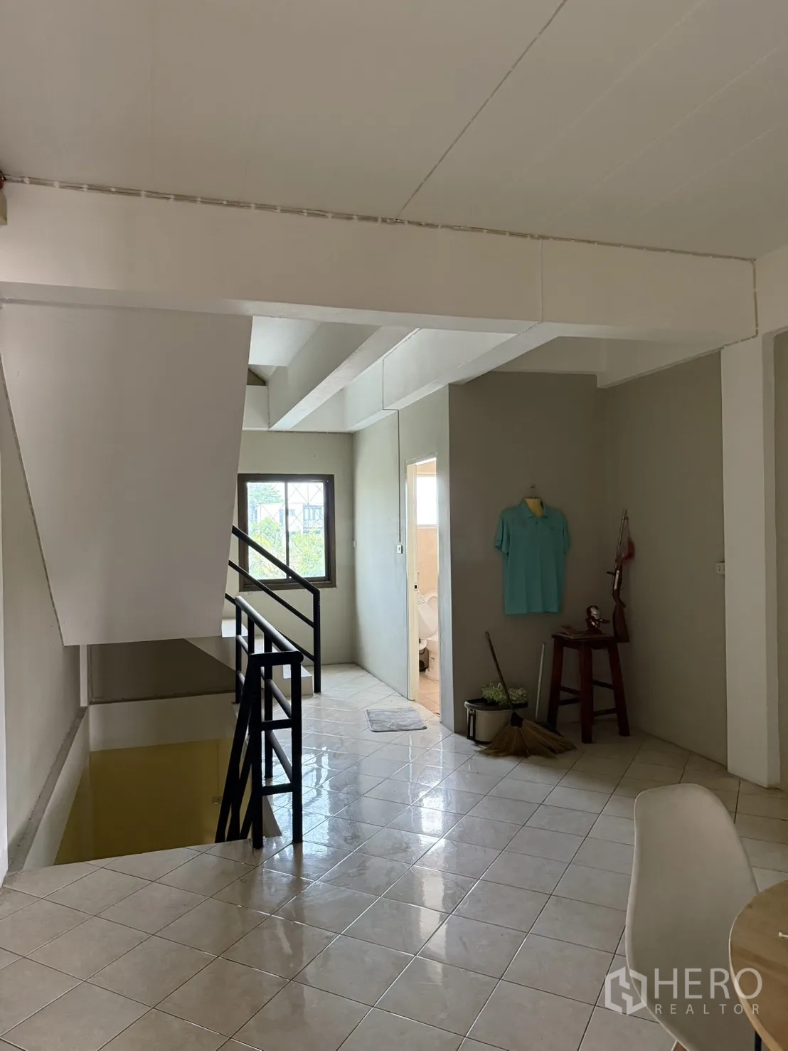 Shophouse for rent in Pak Kret, Nonthaburi - Landing with window light and a door to the bathroom.
