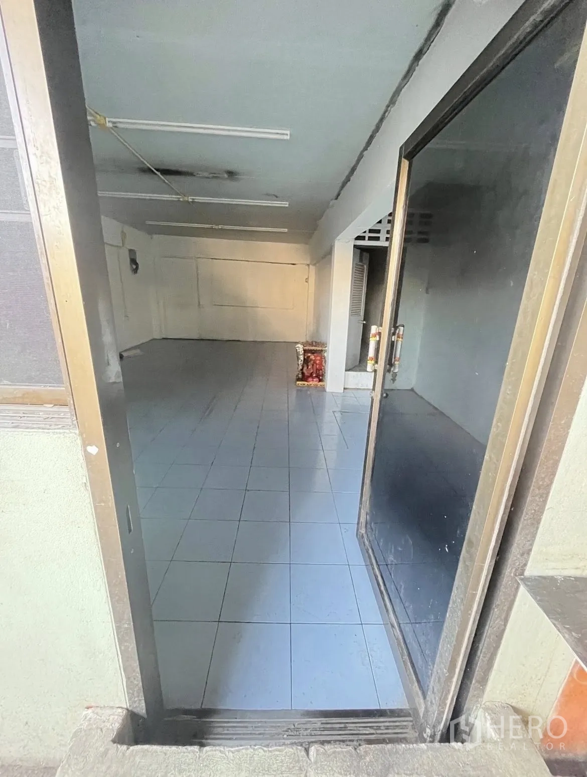 โกดัง for rent in Chatuchak, Bangkok - ห้องอเนกประสงค์ปูพื้นกระเบื้อง มองจากประตูทางเข้า พร้อมไฟฟลูออเรสเซนต์