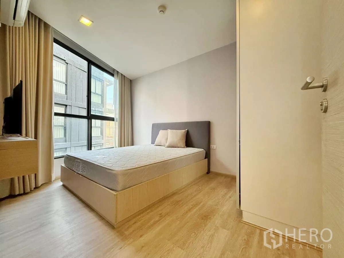 公寓 出租或出售在Watthana, Bangkok - 第二卧室配床架、衣柜及落地窗。