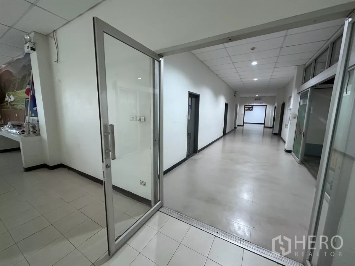 工厂 出售在Lat Krabang, Bangkok - 入口大堂与走廊，玻璃门与瓷砖地面。