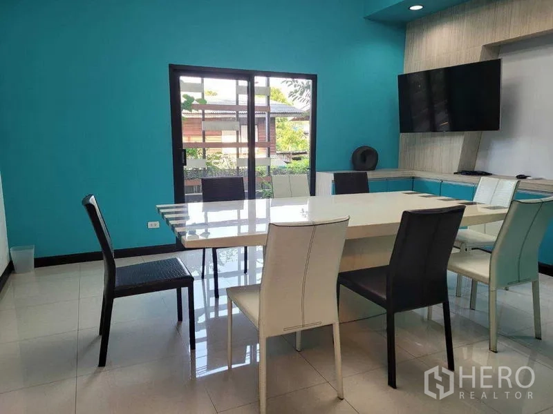 โรงงาน ขายในSaphan Sung, Bangkok - ห้องประชุมขนาดกลาง มีทีวี โต๊ะสีขาว เก้าอี้หลายที่นั่ง