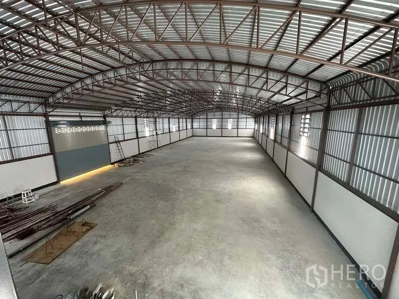 โรงงาน ให้เช่าหรือขายในSai Noi, Nonthaburi - ภายในโกดังแบบโถงโล่ง มีประตูม้วนและพื้นที่ใช้สอยกว้าง