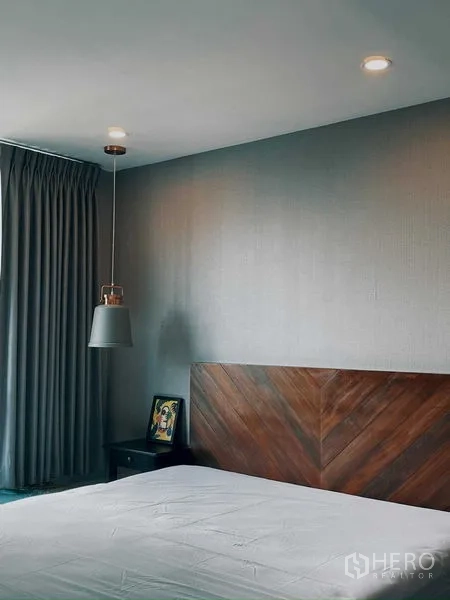 Condominium for rent in Suan Luang, Bangkok - Close-up of master bedroom headboard with hanging bedside lamps