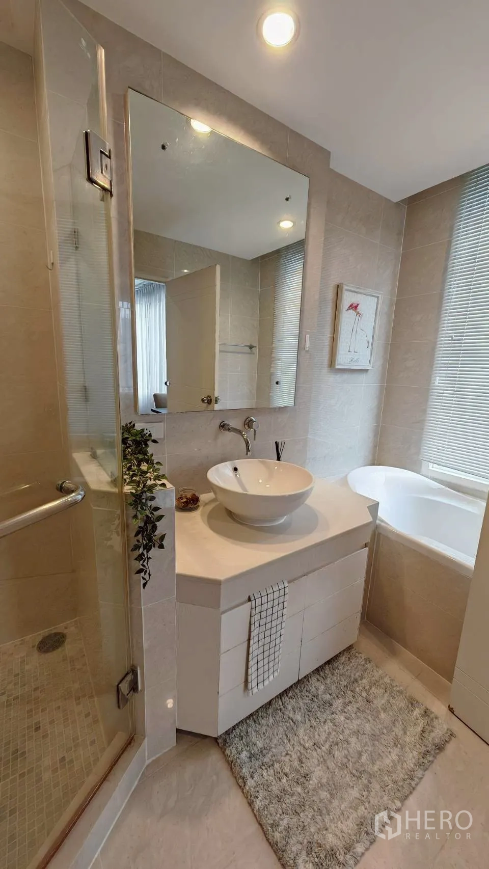 公寓 for rent in Khlong Toei, Bangkok - 浴室配台上盆、独立玻璃淋浴与窗边浴缸。