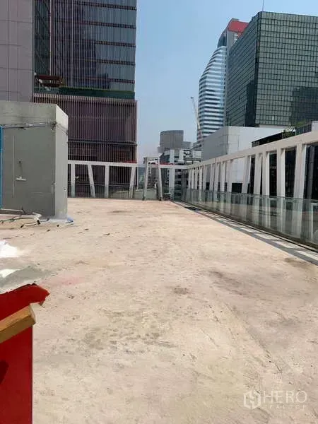 零售空间 出租在Sathon, Bangkok - 宽阔屋顶平台，玻璃栏杆与沙吞天际线景观