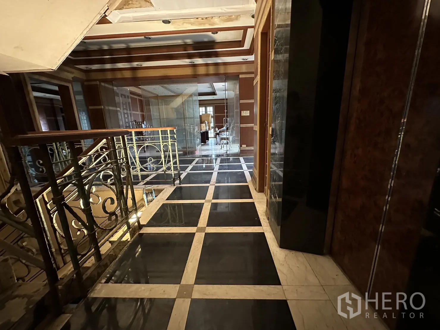 带办公室的家 出租在Huai Khwang, Bangkok - 走廊铺黑白大理石，装饰性金属楼梯扶手。