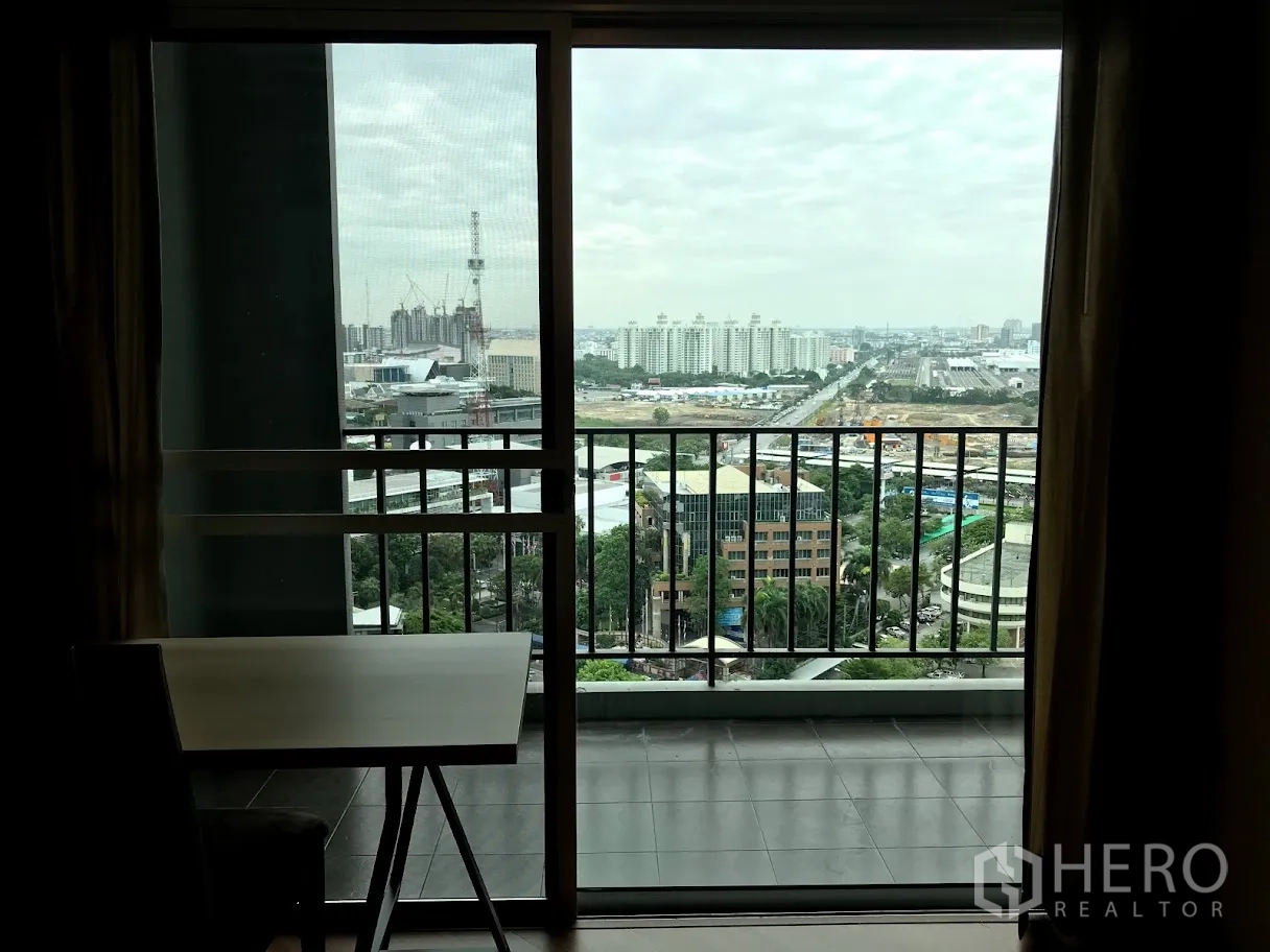 คอนโด ให้เช่าในHuai Khwang, Bangkok - ประตูกระจกบานเลื่อนออกสู่ระเบียง มองเห็นวิวสกายไลน์ของเมือง