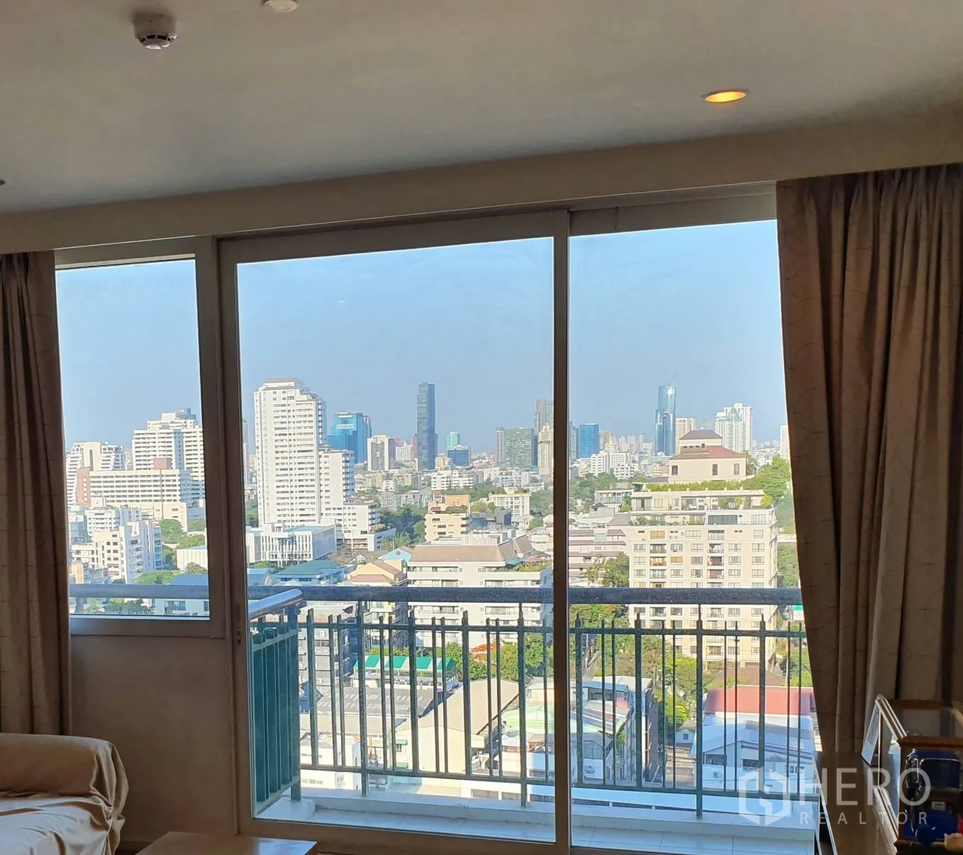 คอนโด ให้เช่าในWatthana, Bangkok - ประตูกระจกสไลด์สู่ระเบียง มองเห็นวิวเมืองกรุงเทพชั้นสูง