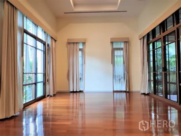 บ้าน ให้เช่าในWatthana, Bangkok - โถงกว้างพร้อมหน้าต่างสูงจรดเพดานรอบด้าน ผ้าม่าน และพื้นไม้ขัดเงา