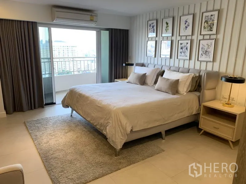 คอนโด ให้เช่าในSathon, Bangkok - มาสเตอร์เบดรูม เตียงคิง ไฟซอฟต์ และวิวระเบียง