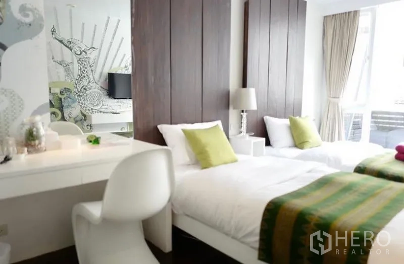 Townhouse for rent in Khlong Toei, Bangkok - Bright twin bedroom with floor‑to‑ceiling windows and green accents.