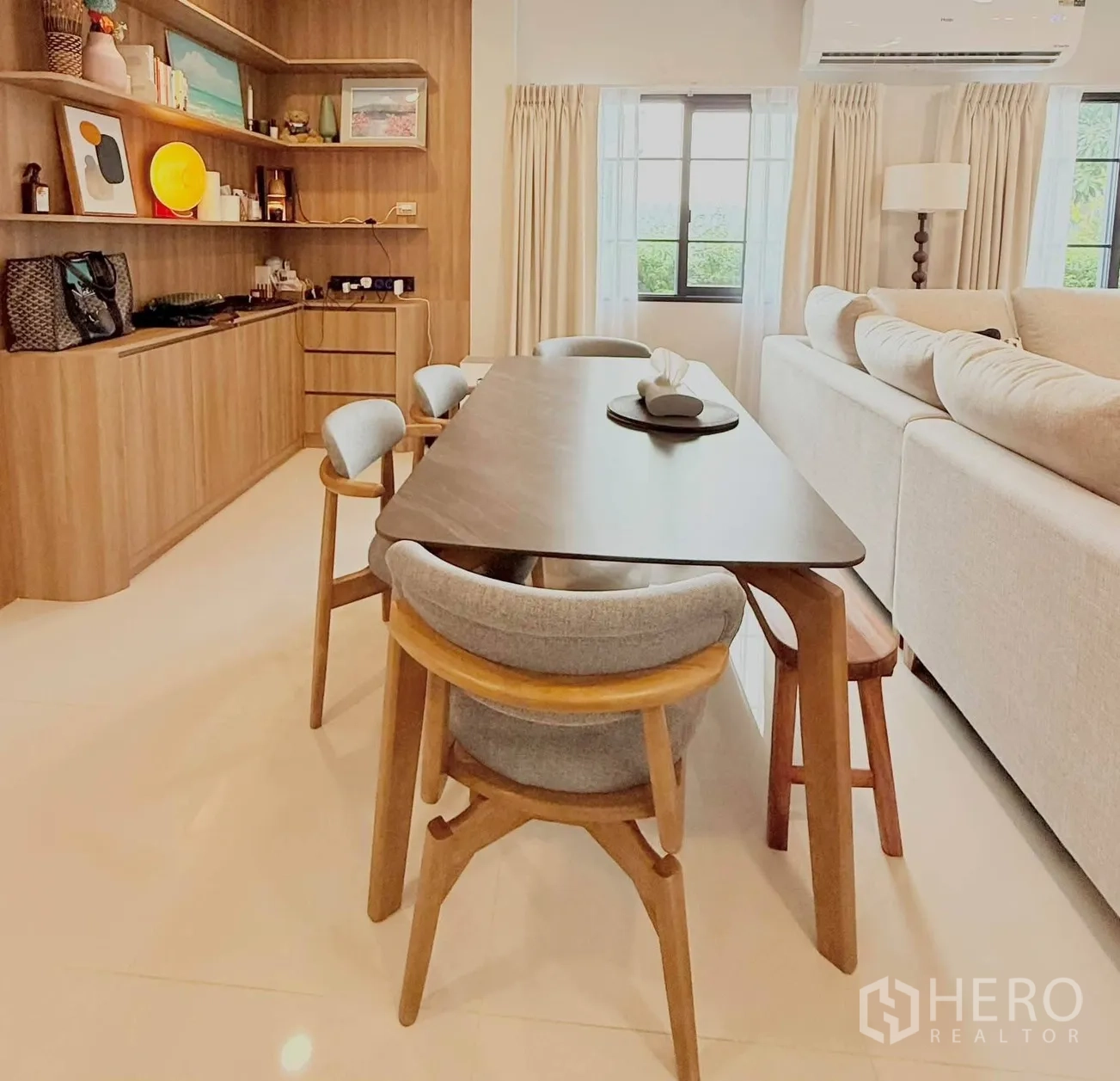 บ้านเดี่ยว for rent in Bang Phli, Samut Prakan - มุมรับประทานอาหารพร้อมโต๊ะไม้ เก้าอี้บุนุ่ม ข้างชั้นวางของและหน้าต่าง