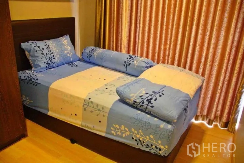 公寓 出租在Phaya Thai, Bangkok - 次卧温馨，蓝色床品、金色窗帘与木地板。