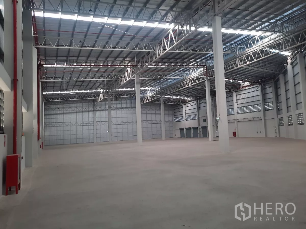 โรงงาน ให้เช่าในBang Lamung, Chon Buri - มุมมองตรงกลางไปยังประตูบานใหญ่ใต้หลังคาสูง