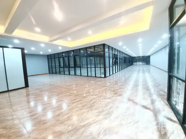 คลังสินค้า ให้เช่าในBang Khen, Bangkok - ชั้นบนเป็นสำนักงาน ผนังกระจกเต็มบาน ฝ้าไฟซ่อน และพื้นกระเบื้องแผ่นใหญ่