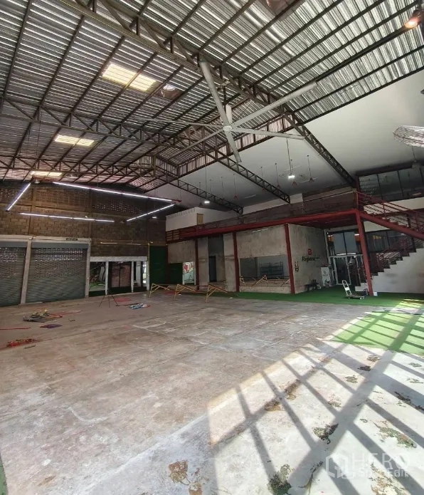 货栈 出租在Khlong Toei, Bangkok - 明亮仓库，设夹层步道、天窗与大面积空地。