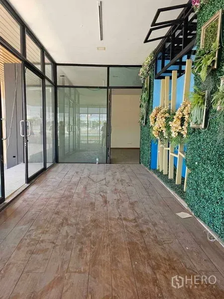 สำนักงานที่บ้าน ให้เช่าในPrawet, Bangkok - โถงทางเข้า กั้นกระจก พร้อมผนังตกแต่งสวนแนวตั้ง