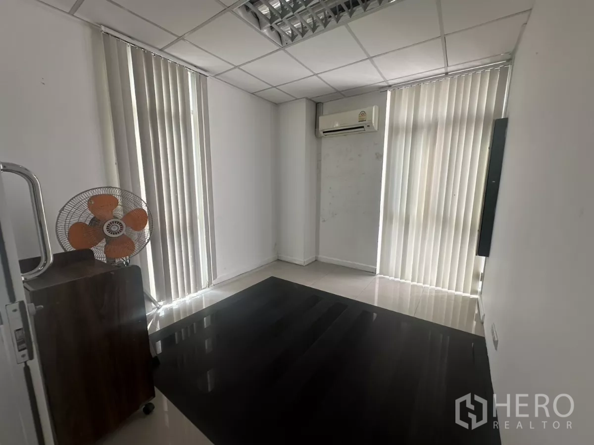 สำนักงาน ให้เช่าในHuai Khwang, Bangkok - ห้องผู้บริหารขนาดกะทัดรัด มีแอร์ติดผนัง ม่านแนวตั้ง และแผ่นพื้นสีเข้ม