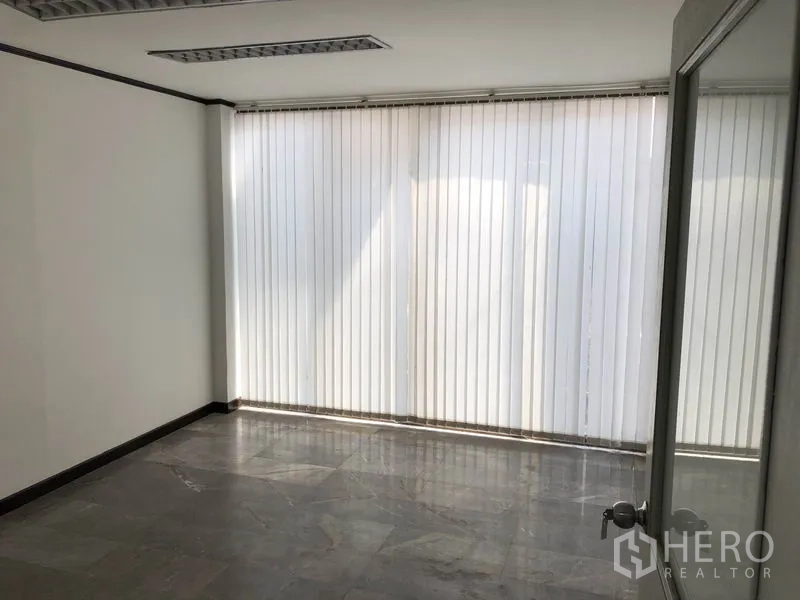 带办公室的家 出租在Huai Khwang, Bangkok - 明亮的独立办公室，竖百叶窗与大理石瓷砖地面。