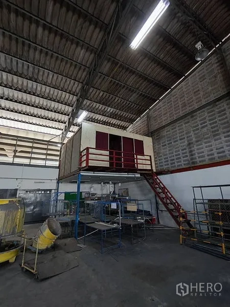 货栈 出租在Bang Phli, Samut Prakan - 仓库内带红色楼梯的夹层办公室。