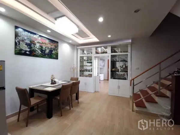 บ้าน ให้เช่าในPrawet, Bangkok - มุมทานอาหารพร้อมไฟฝ้าซ่อนไฟ ตู้โชว์กระจกบิลท์อิน และบันไดไม้