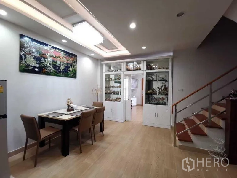 บ้าน ให้เช่าในPrawet, Bangkok - มุมทานอาหารพร้อมไฟฝ้าซ่อนไฟ ตู้โชว์กระจกบิลท์อิน และบันไดไม้