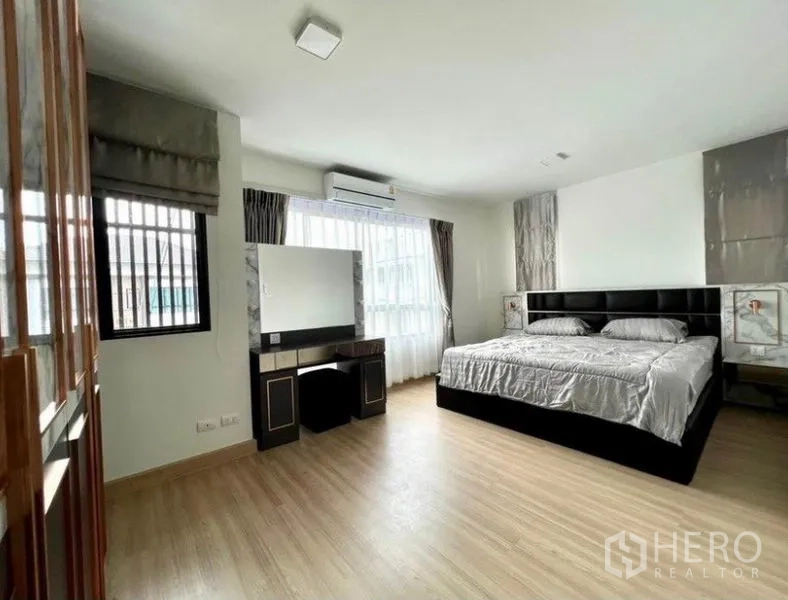 联排别墅 出租在Wang Thonglang, Bangkok - 另一间宽敞卧室，特大床、梳妆台与自然光。