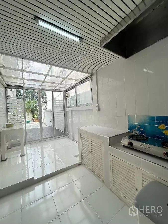 บ้าน ให้เช่าในSuan Luang, Bangkok - ครัวไทยปิดทึบ กระเบื้องสีขาว เปิดออกสู่เด็ค