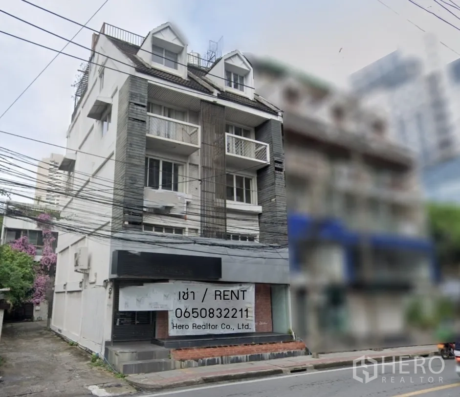 零售空间 出租在Watthana, Bangkok - 街景外观，多层店屋式建筑，带出租标识