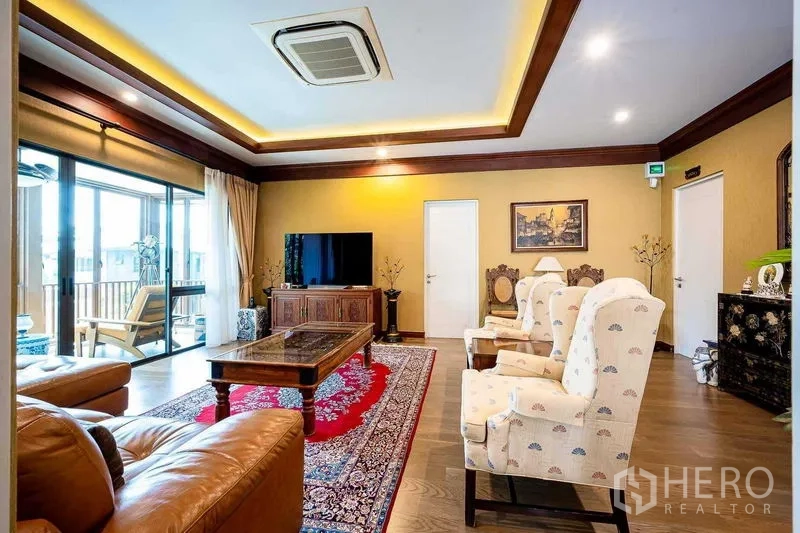 独立式住宅 出售在Prawet, Bangkok - 大客厅带嵌入式灯光、电视柜并可出阳台。