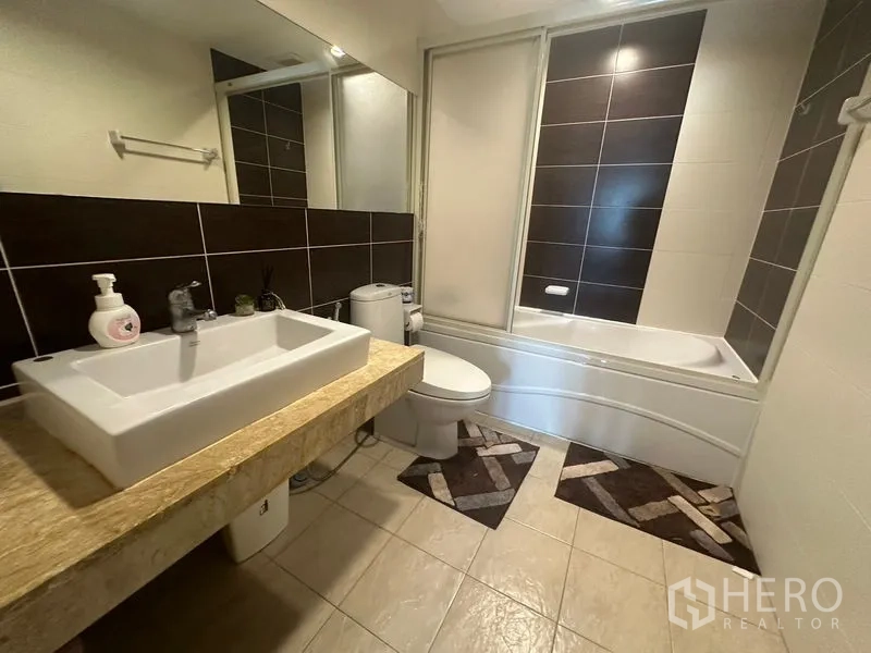 คอนโด ให้เช่าในWatthana, Bangkok - ห้องน้ำที่สอง มีอ่างอาบน้ำ ผนังปูกระเบื้อง เคาน์เตอร์กว้าง และกระจก