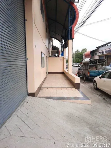 Factory for rent in Bang Bua Thong, Nonthaburi - Covered tiled loading platform beside the roller shutter along the street.