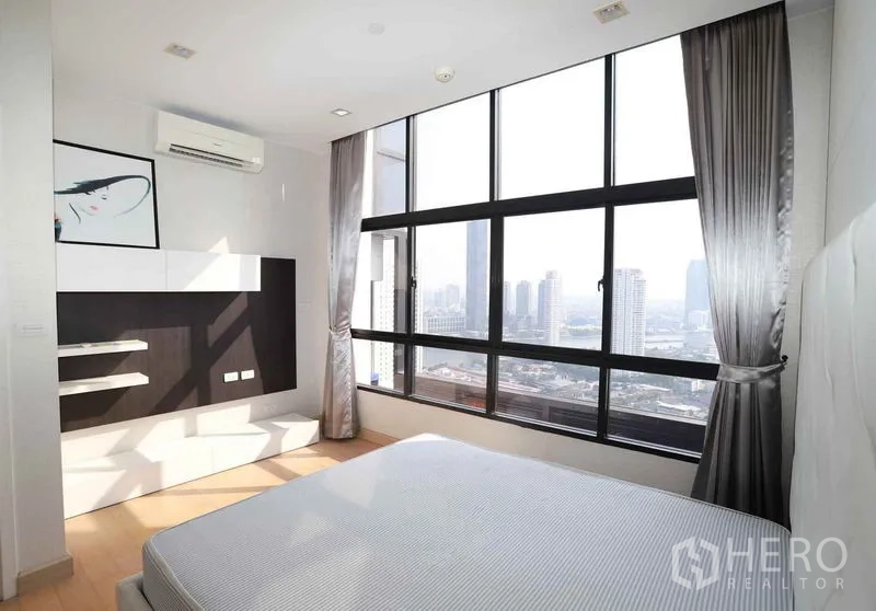 公寓 出租在Khlong San, Bangkok - 采光充足的卧室，巨幅窗户欣赏曼谷天际线