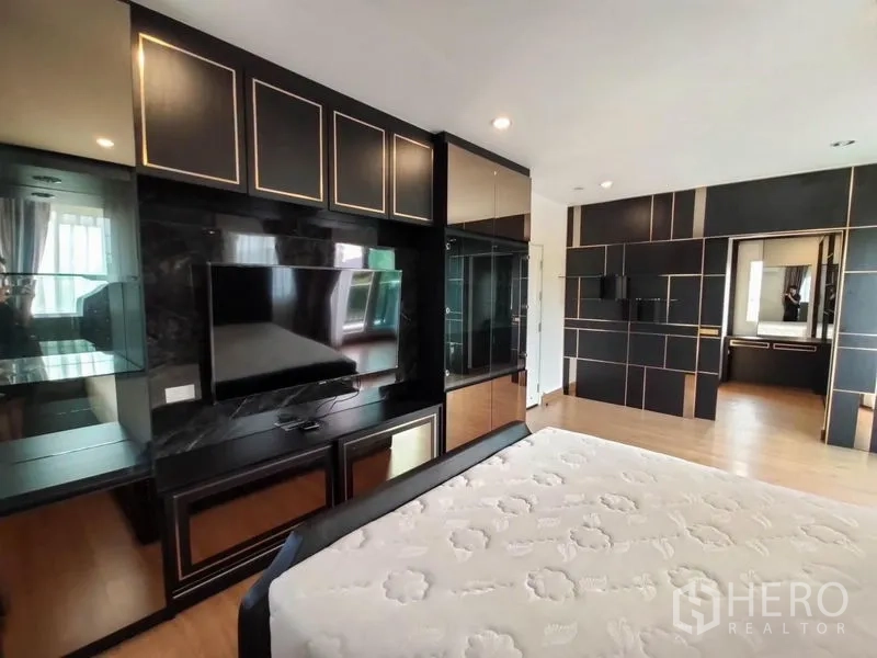 บ้าน ให้เช่า - ห้องนอนใหญ่บิวท์อินตู้เสื้อผ้าและผนังทีวีโทนดำทอง