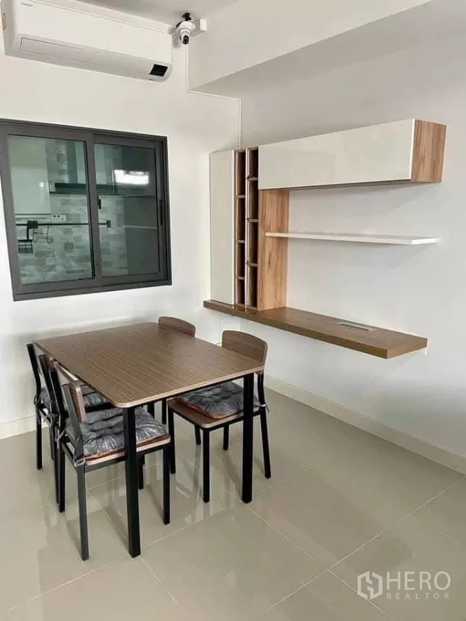 联排别墅 出租在Bang Phli, Samut Prakan - 用餐角落，带空调与观向厨房的窗户