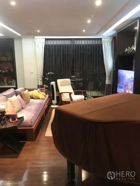 公寓 出售在Yan Nawa, Bangkok - 客厅设三角钢琴、沙发与落地窗帘，连接阳台。