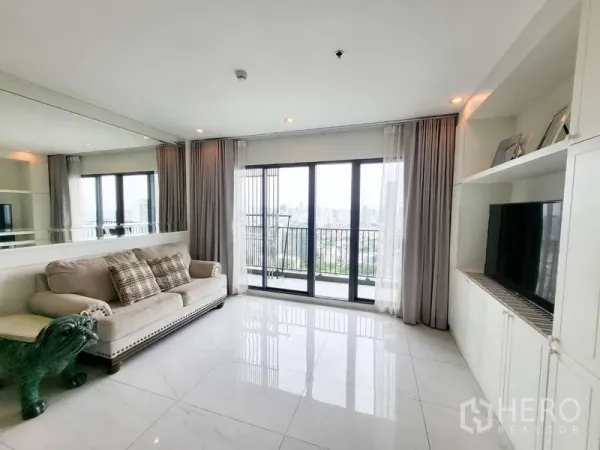 公寓 出售在Watthana, Bangkok - 明亮客厅，带阳台与城市天际线景观，内置电视柜和沙发