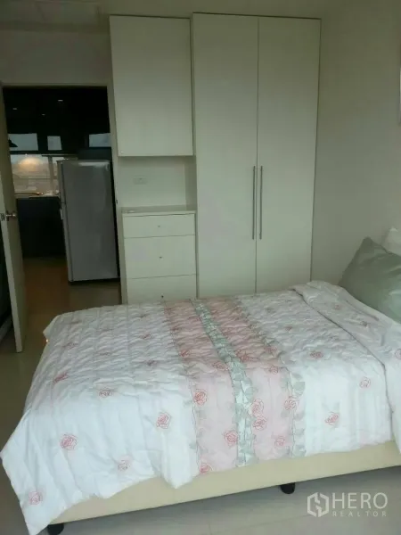 คอนโด ให้เช่าในPhaya Thai, Bangkok - ห้องนอนพร้อมตู้เสื้อผ้าบิลท์อินสีขาวและทางเข้าครัว