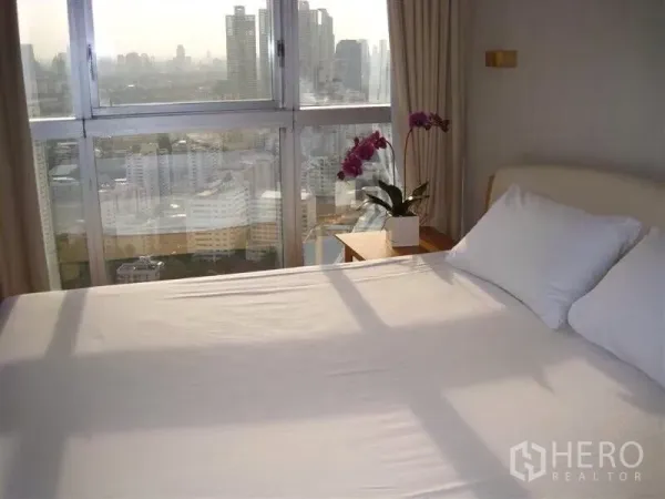 公寓 出租在Khlong Toei, Bangkok - 主卧配落地窗，尽览曼谷城市天际线。