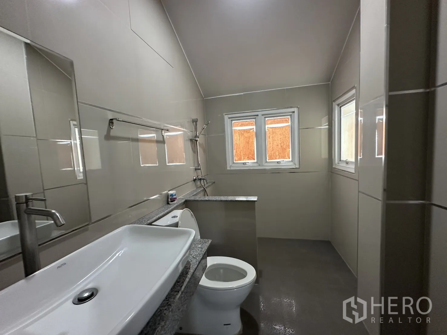 โฮมออฟฟิศ for rent in Watthana, Bangkok - ห้องน้ำมีเคาน์เตอร์หินแกรนิต อ่างล้างหน้าแบบวางบนเคาน์เตอร์ โถสุขภัณฑ์ และโซนอาบน้ำใต้หน้าต่างคู่