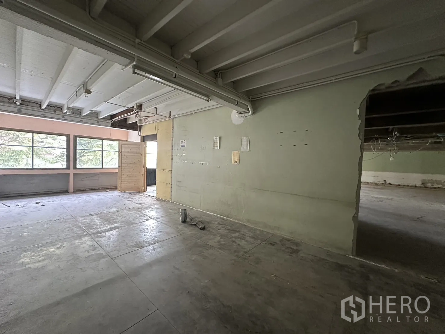 Office Space for rent in Bang Rak, Bangkok - Adjacent section with white-painted ceiling panels, large windows and smooth floor slab.