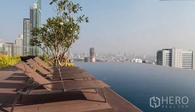 คอนโด ให้เช่าในKhlong San, Bangkok - สระว่ายน้ำอินฟินิตี้บนดาดฟ้าพร้อมเตียงอาบแดด มองเห็นสกายไลน์กรุงเทพฯ