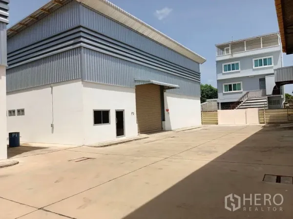 คลังสินค้า ให้เช่าในSuan Luang, Bangkok - ภายนอกโกดังสมัยใหม่ มีประตูม้วน และลานคอนกรีตกว้างสำหรับขนถ่ายสินค้า