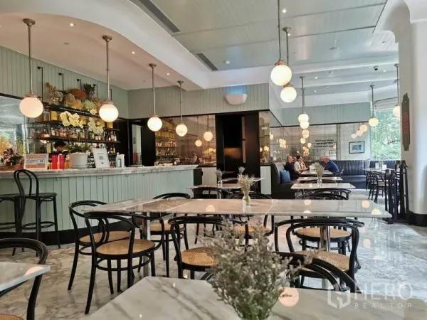 Condominium for rent in Pathum Wan, Bangkok - On-site café with marble tables, pendant lighting and relaxed seating.