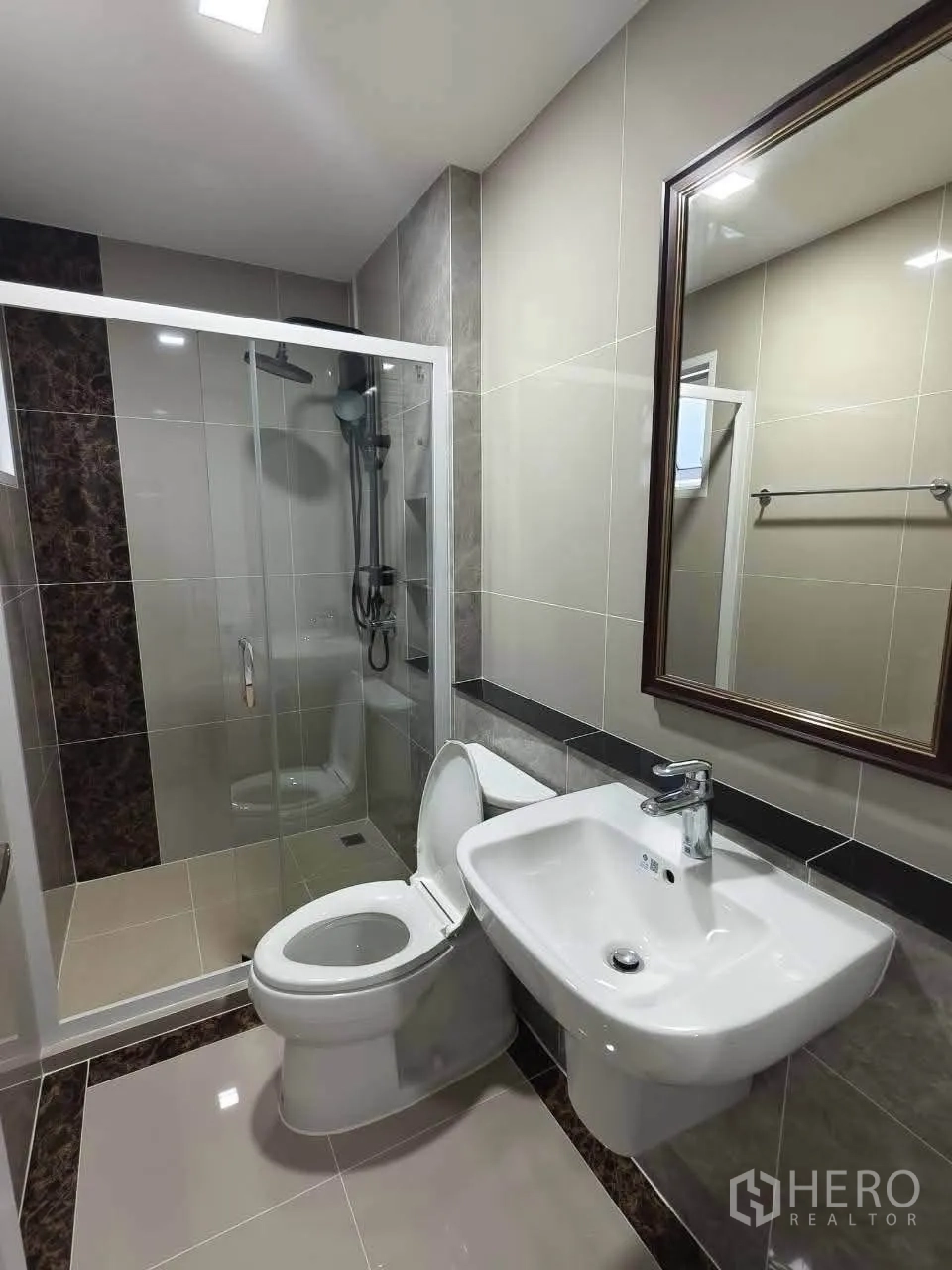 บ้านเดี่ยว for rent in Bang Phli, Samut Prakan - ห้องน้ำสไตล์โมเดิร์น มีตู้ shower กระจก โถสุขภัณฑ์ และอ่างล้างหน้า.