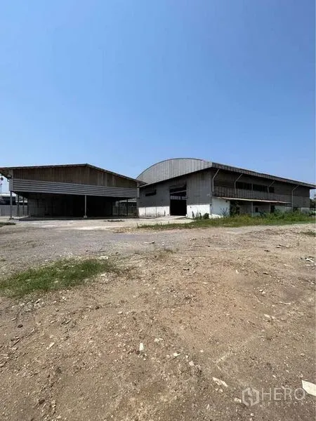คลังสินค้า ให้เช่าในSam Phran, Nakhon Pathom - ภาพรวมไซต์ แสดงโกดังหลายหลังและพื้นที่ลานว่างกว้าง.