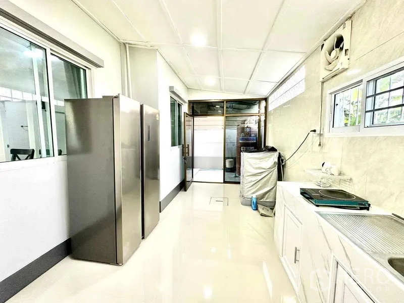 Detached House for rent in Lat Krabang, Bangkok - Long galley kitchen with ample storage, windows and bright lighting.