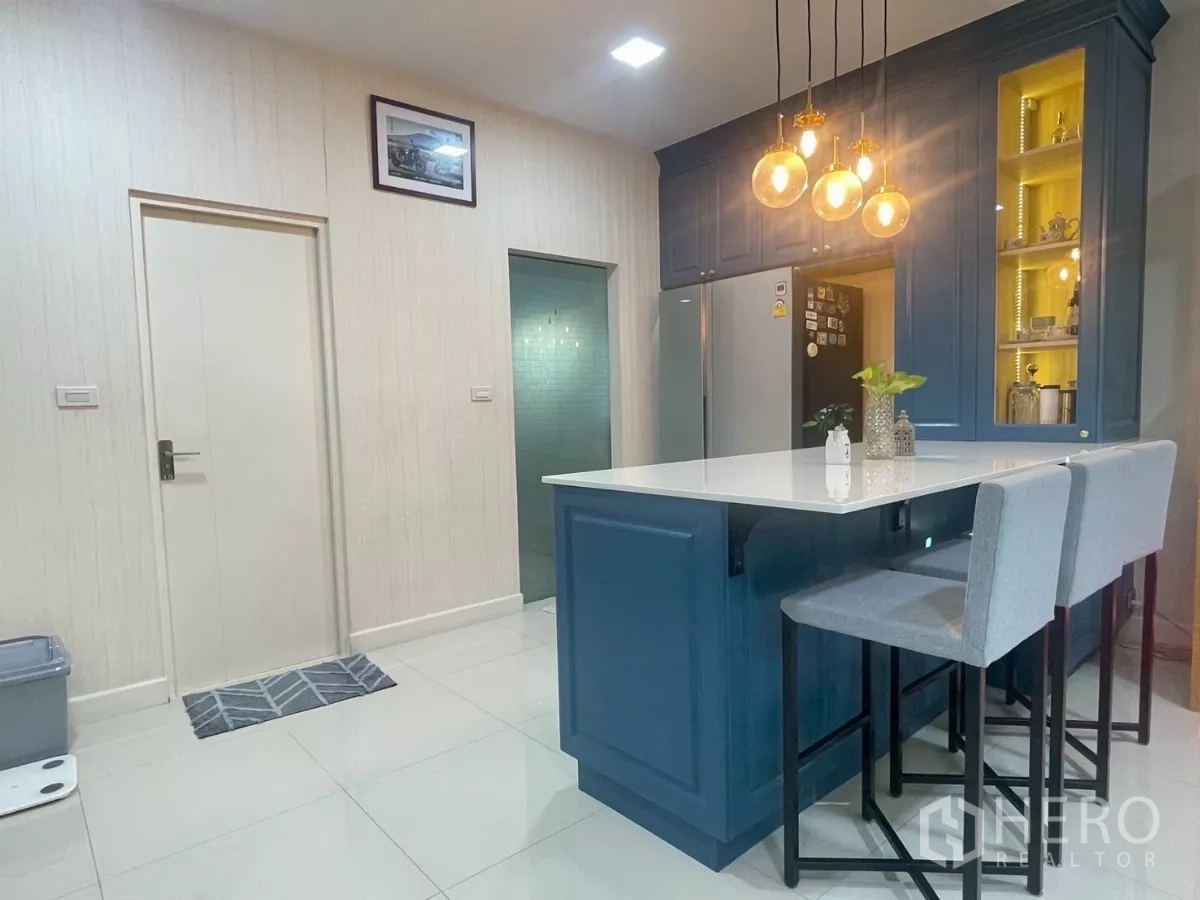 บ้าน ขายในBang Phli, Samut Prakan - ไอส์แลนด์หันสู่ตู้แพนทรี พื้นกระเบื้องสว่าง และประตูด้านข้าง
